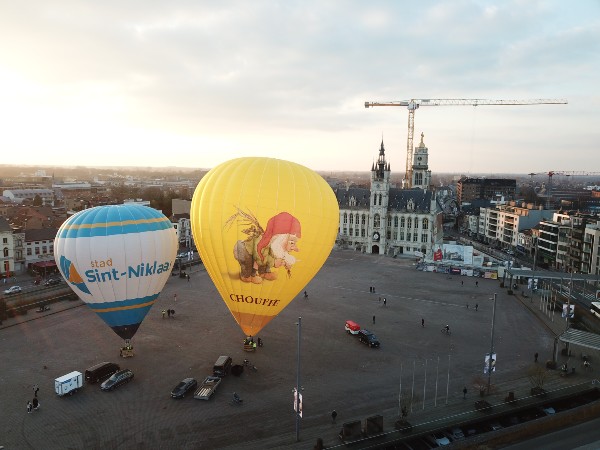 Chouffe luchtballon van Filva Ballonvaarten en stadsballon Sint-Niklaas op zijn Grote Markt in het Waasland.
