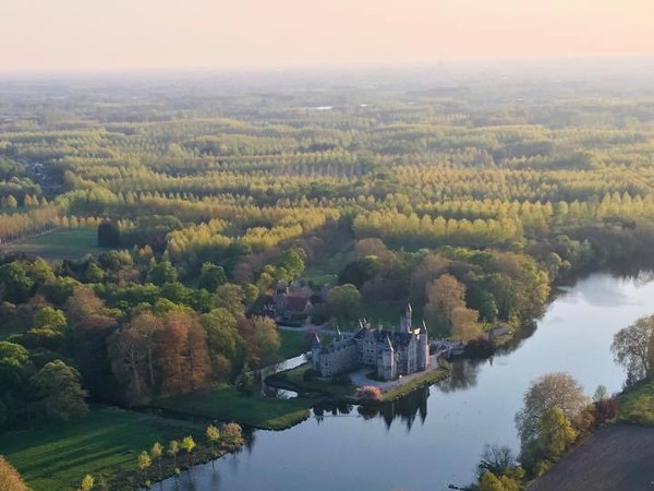 Vanuit de luchtballon het prachtige landschap aan het kasteel te Bornem aan de meander van de Schelde.