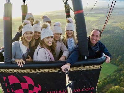 Privé-ballonvaart voor vrijgezellenfeest met vriendinnen boven Vlaanderen