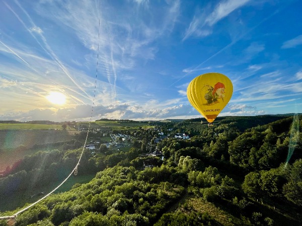 Chouffe‑luchtballon van Filva Ballonvaarten boven de Brasserie d’Achouffe tijdens de Choufferiefeesten in Achouffe